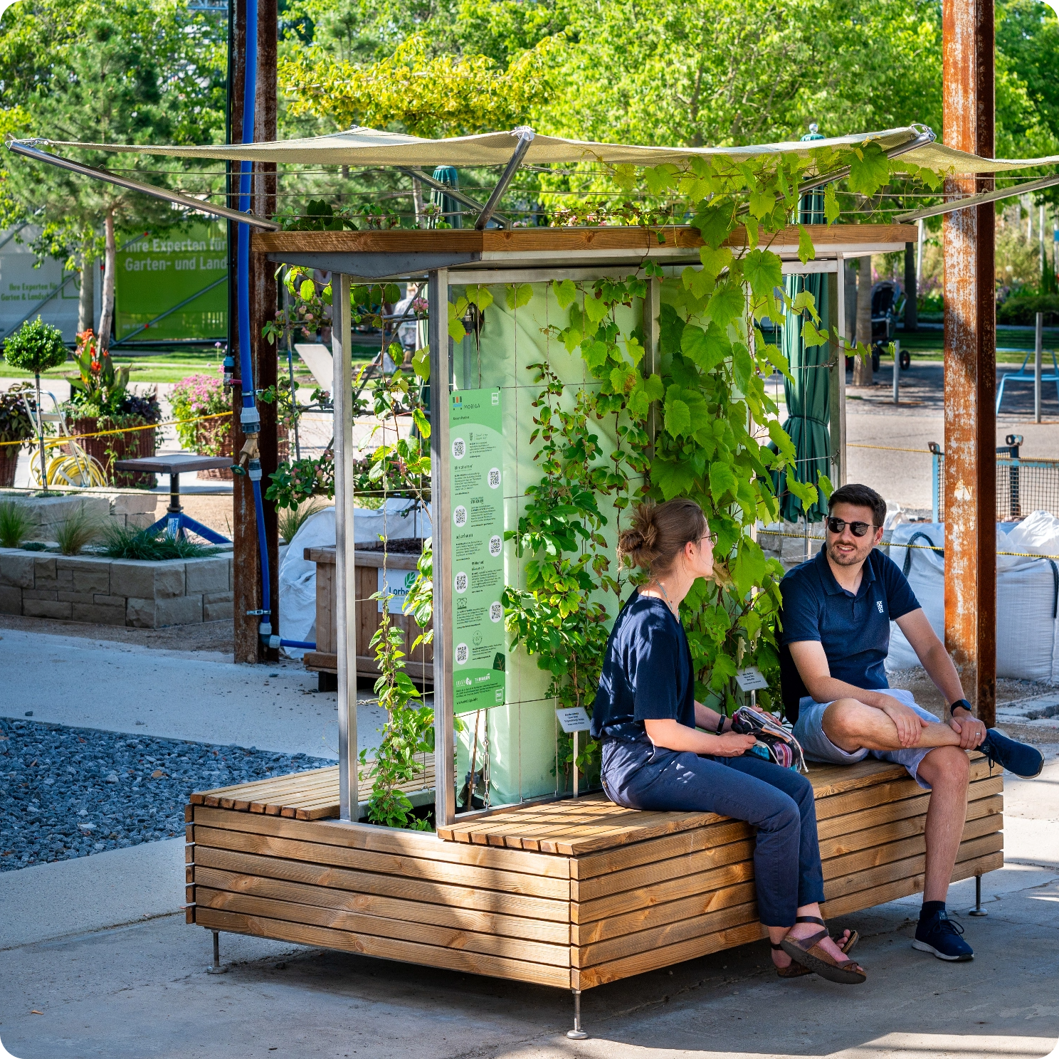 Eine mobile Holzbank mit Pflanzen