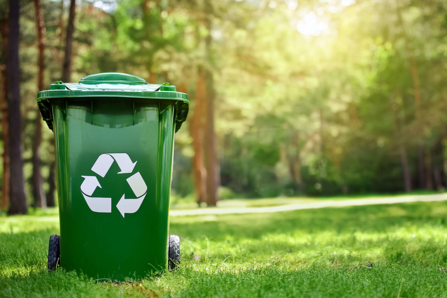 Kind mit Lupe draußen